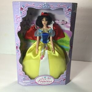 DISNEY SNOW WHITE PORCELAIN KEEPSAKE DOLL (NIB)